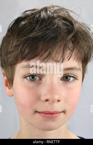 Portrait d'un enfant avec de grands yeux verts et un air sérieux sur le visage Banque D'Images