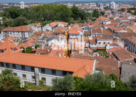 Vue sur les toits en terre cuite de Tomar pendant la Festa Dos Tabuleiros annuel (Festival des bacs), Portugal Banque D'Images