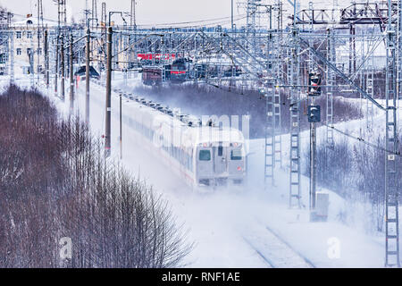 Des trains à grande vitesse modernes se déplace dans la station. Banque D'Images