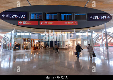 Boutiques hors taxes, de l'aéroport Paris Charles de Gaulle, Terminal 2E, France. Terminal, conçu par Paul Andreu, Banque D'Images