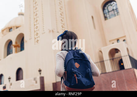 Jeune femme voyageur qui visite touristique à l'Egypte. Fille qui marche en excursion à la recherche à l'Eglise copte. Concept de voyage Banque D'Images