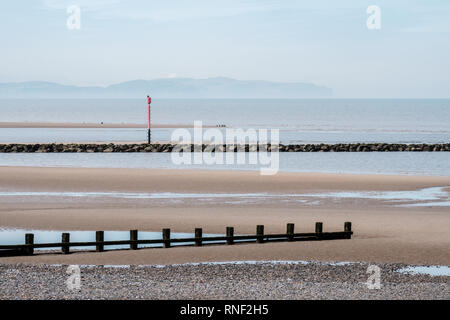 Surplombant la mer depuis la plage de Rhyl sur le Great Orme de Llandudno, Denbighshire, Nord du Pays de Galles Banque D'Images