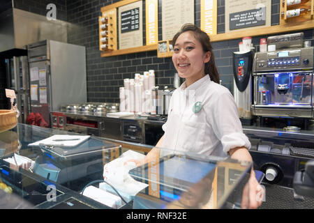 CHICAGO, IL - circa 2016, mars : à l'intérieur portrait de personnel en pret a manger. Pret a manger est une chaîne de sandwicherie basée au Royaume-Uni Banque D'Images