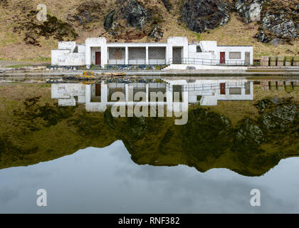 Tarlair Piscine, depuis longtemps abandonné, maintenant étendu vide et entouré d'eau de mer sale, près de MacDuff, Aberdeenshire, Scotland Banque D'Images
