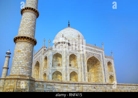 Fermer la vue du Taj Mahal sur fond de ciel bleu, Agra, Uttar Pradesh, Inde. Elle a été commandée en 1632 par l'empereur Moghol Shah Jahan pour accueillir le tombeau o Banque D'Images