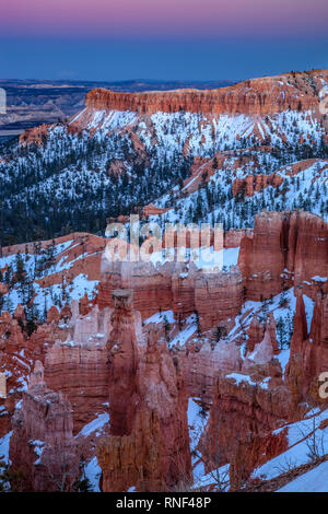 Cheminées et mesa couvertes de neige, Inspiration Point, Bryce Canyon National Park, Utah USA Banque D'Images