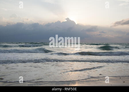 Matin avec la mer au-dessus de Cloudscape sur Ko Pha-ngan island rive, Thaïlande Banque D'Images