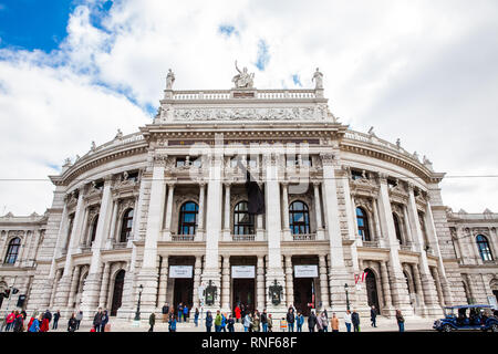 Vienne, AUTRICHE - Avril 2018 : les touristes au Burgtheater dans une froide journée de printemps précoce Banque D'Images