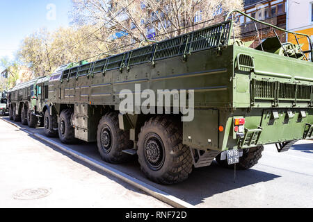 Samara, Russie - Mai 5, 2018 : mobile système de missiles balistiques russes 9K720 SS-26 Iskander (Pierre) on city street avant le défilé Banque D'Images