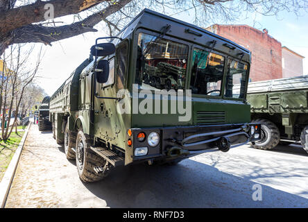 Samara, Russie - Mai 5, 2018 : mobile système de missiles balistiques russes 9K720 SS-26 Iskander (Pierre) on city street avant le défilé Banque D'Images