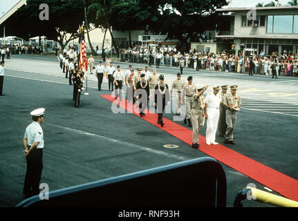 Après une brève escale de ravitaillement, le premier groupe de prisonniers de guerre libérés à Hanoi par le Vietnam du Nord à pied sur le tapis rouge à l'égard de leurs avions en attente. Ils sont dirigés par des représentants du Commandement du Pacifique et POE, U.S. Navy CPT Jérémie Andrew Denton, (capturé 18 juil65). Les prisonniers étaient en route depuis la base aérienne de Clark aux Philippines, à Travis Air Force Base, CA, puis d'être réunis avec leurs familles dans les états. Banque D'Images