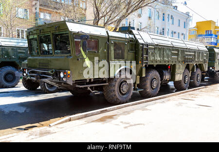 Samara, Russie - Mai 5, 2018 : mobile système de missiles balistiques russes 9K720 SS-26 Iskander (Pierre) on city street avant le défilé Banque D'Images