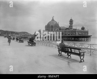 Vintage photo montrant la Promenade des Anglais à Nice, France,pris en 1927. Les gens peuvent être vus le long de la promenade de détente habillé à la mode de la période. Banque D'Images