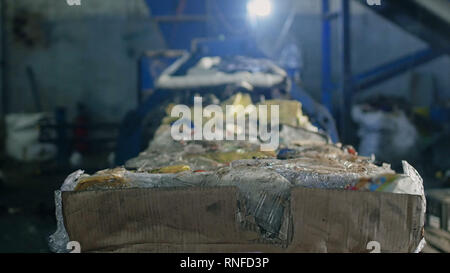 Les grosses balles pressées de corbeille de papier et les bouteilles en plastique à une usine de recyclage, de l'industrie Banque D'Images