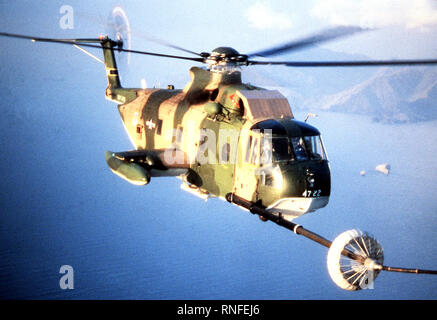 Vue avant droite d'un HH-3E Jolly Green Giant de ravitaillement d'hélicoptères à partir d'un autre appareil en vol. Banque D'Images