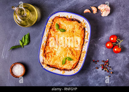 Lasagne traditionnelle italienne avec des légumes, viande hachée et fromage, vue du dessus, copiez l'espace. Banque D'Images