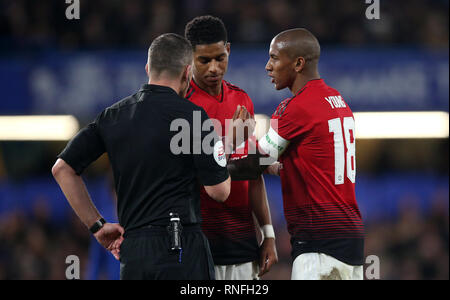 Match arbitre Kevin ami parle avec Manchester United, Marcus Rashford et Ashley Young au cours de la FA Cup cinquième ronde match à Stamford Bridge, Londres. Banque D'Images