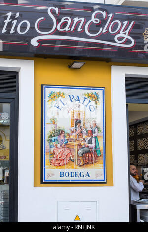 Carreaux décoratifs sur un signe extérieur d'un bar à vins ou bodega dans la ville espagnole de Séville, Andalousie Banque D'Images