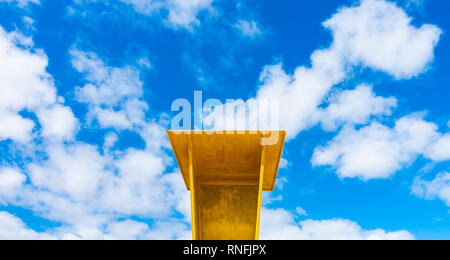 Lifeguard tower jaune sur fond de ciel bleu. Banque D'Images