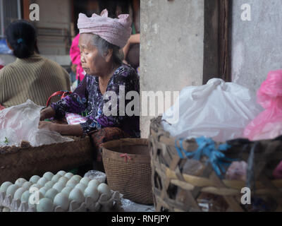 Vieille Femme balinaise au principal marché d'Ubud, Bali, Indonésie Banque D'Images