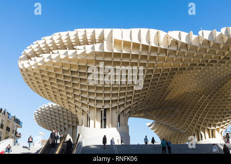 Escalator menant au Metropol parasol, une des plus grandes structures en bois jamais construit dans la ville espagnole de Séville, Andalousie Banque D'Images
