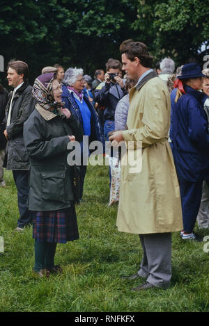 La reine Elizabeth II, portant un foulard vert et veste ciré, au Royal Windsor Horse Show. 13 Mai 1989 Banque D'Images