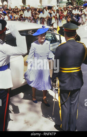 Sa Majesté la Reine Elizabeth II arrivant pour la commémoration du 350e anniversaire de la création d'un Parlement de la Barbade. Mars 1989 Banque D'Images