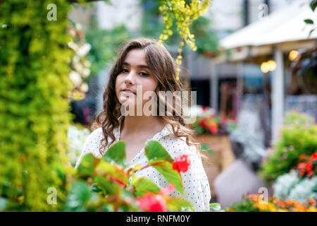 Jeunes, beaux, dark-haired woman portrait dans le parc de la ville au printemps. Copier l'espace. Banque D'Images