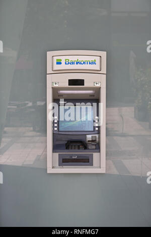 Vienne, Autriche - 12 juillet 2015 : Édifice de la Banque à Atm Bankomat mur de verre à Vienne, Autriche. Banque D'Images