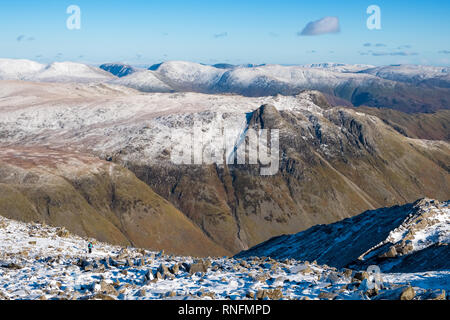 O et l'Stickle Pike Langdale Pikes en hiver, Parc National de Lake District, Cumbria, Royaume-Uni. Banque D'Images