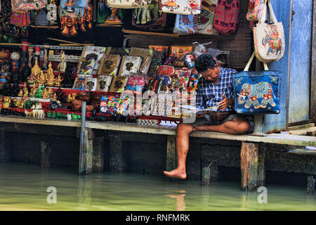 2005 - Décembre 2016 : Bateaux sur canal qui vend des souvenirs aux touristes dans le marché flottant de Damnoen Saduak. Banque D'Images