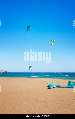 Les vagues et les kiteboarders sur Prasonisi beach (Rhodes, Grèce) Banque D'Images