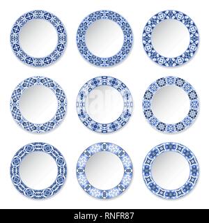 Ensemble d'assiettes décoratives avec un motif bleu circulaire, vue du dessus. Arrière-plan blanc. Vector illustration. Illustration de Vecteur