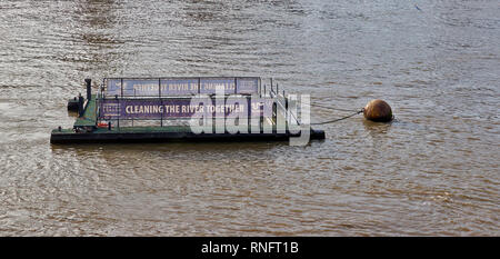 Londres TAMISE PÉNICHE AMARRÉE POUR LE NETTOYAGE DE LA RIVIÈRE Banque D'Images