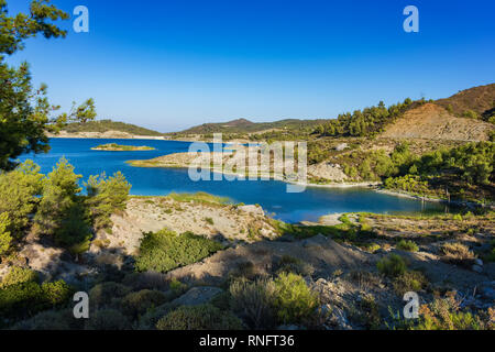 La nature sauvage autour de réservoir de Gadoura Barrage sur l'île de Rhodes (Rhodes, Grèce) Banque D'Images