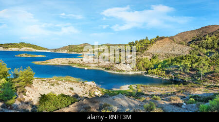 La nature sauvage autour du réservoir du barrage de Gadoura - panorama sur l'île de Rhodes (Rhodes, Grèce) Banque D'Images