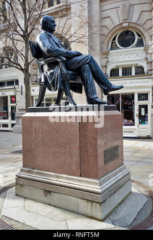 Londres LA VILLE DE LONDRES, LA STATUE DE GEORGE PEABODY le financier et philanthrope américain Banque D'Images