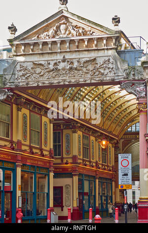 Londres LA VILLE DE LONDRES, L'ENTRÉE DE LEADENHALL MARKET AVEC ARMOIRIES SUR LE TOIT Banque D'Images