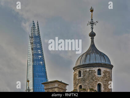 Londres HAUT DE LA SHARD BÂTIMENT DONNANT SUR UN TOUR DE LA TOUR DE LONDRES Banque D'Images