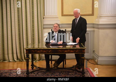 Athènes, Grèce. Feb 18, 2019. Georgios Katrougalos, nouveau ministre des Affaires étrangères, signe les documents officiels serment la fin de la cérémonie du serment. Credit : Dimitrios Karvountzis/Pacific Press/Alamy Live News Banque D'Images