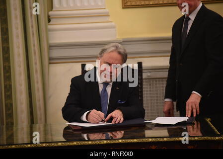 Athènes, Grèce. Feb 18, 2019. Georgios Katrougalos, nouveau ministre des Affaires étrangères, signe les documents officiels serment la fin de la cérémonie du serment. Credit : Dimitrios Karvountzis/Pacific Press/Alamy Live News Banque D'Images