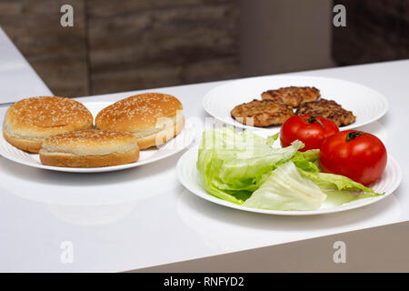 Ingrédients dans la cuisine pour la cuisine restauration rapide hamburger, cheeseburger et fond, fait maison Banque D'Images