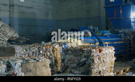 Appuyer sur pour l'usine de traitement des déchets et ordures, en balles, d'équipement, atelier, recyclage Banque D'Images