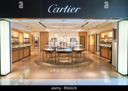 NEW YORK - 06 avril 2016 : boutique Cartier à l'aéroport JFK. Societe Cartier conçoit, fabrique, distribue et vend des bijoux et montres. J'ai fondé Banque D'Images