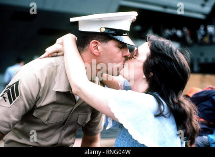 1982 - Un sergent Marine affecté à bord du porte-avions à propulsion nucléaire USS Enterprise (CVN-65) embrasse sa femme. Banque D'Images