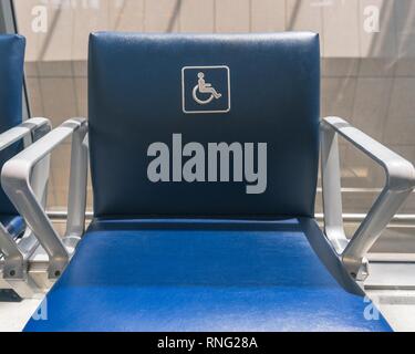 Symbole international d'accès fauteuil à l'aéroport international Pearson de Toronto, Ontario, Canada. Banque D'Images