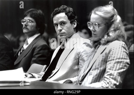 Ted Bundy procès pour meurtre - Miami - Ted Bundy avec l'avocat de la défense de Margaret bon à la table de la défense. Theodore Robert Bundy est un tueur en série américain, kidnappeur, violeur, voleur, et doom nocturnal qui ont agressé et tué de nombreuses jeunes femmes et jeunes filles pendant les années 70 et peut-être même avant. Après plus de 10 ans de refus, il a avoué 30 meurtres qu'il a commis dans sept Etats entre 1974 et 1978. Banque D'Images