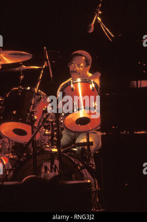 Batteur de jazz américain panaméenne, compositeur et chef d'orchestre, Billy Cobham est indiqué d'effectuer au cours d'un concert en direct de l'apparence. Banque D'Images