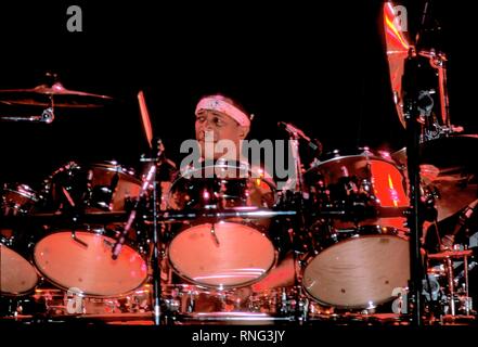 Batteur de jazz américain panaméenne, compositeur et chef d'orchestre, Billy Cobham est indiqué d'effectuer au cours d'un concert en direct de l'apparence. Banque D'Images