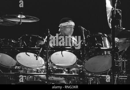 Le batteur Billy Cobham est montré sur scène pendant un concert en direct de l'apparence. Banque D'Images